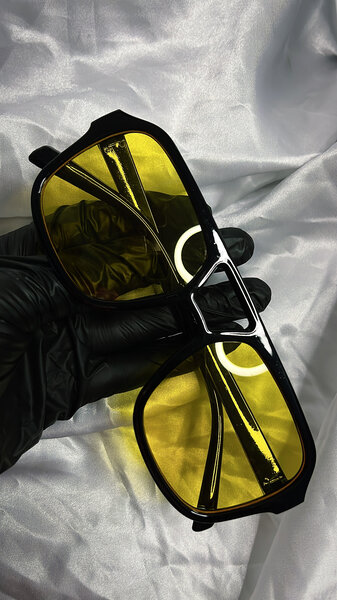 Lunettes de soleil jaunes élégantes