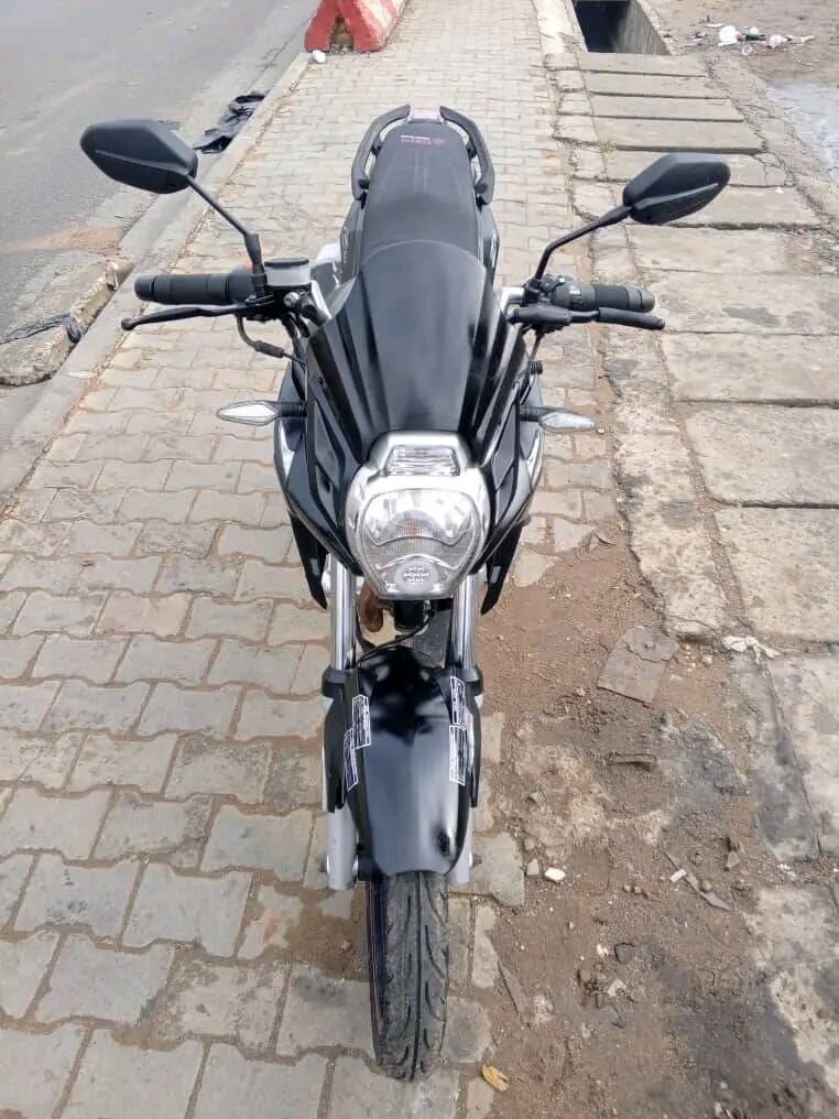 Moto urbaine sportive noire