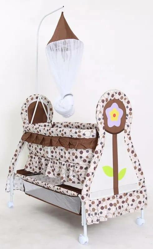 Un lit et une poussette