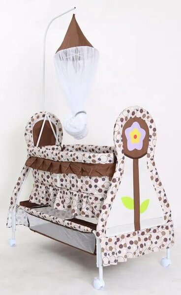 Un lit et une poussette