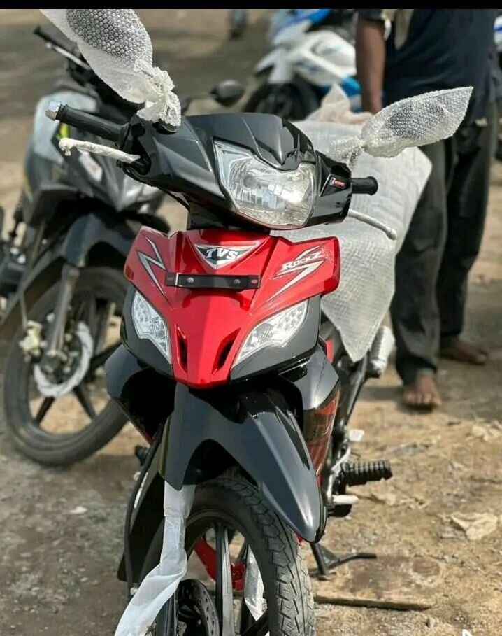 TVS Moped - rouge, noir & bleu