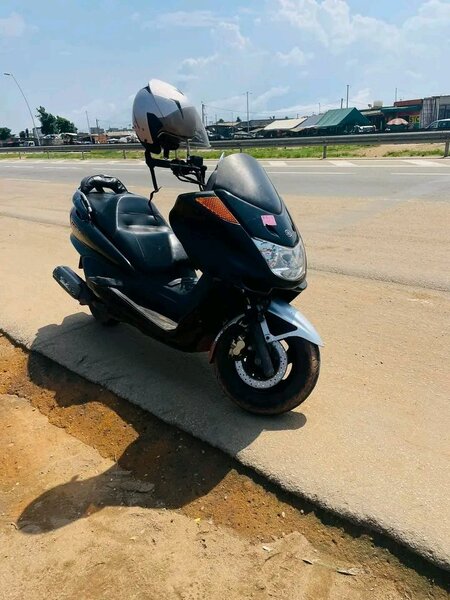 Scooter Yamaha élégant noir