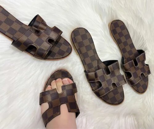 Sandales chics en cuir damier