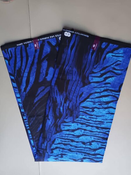 Fabric with a dark blue print of 6 meters