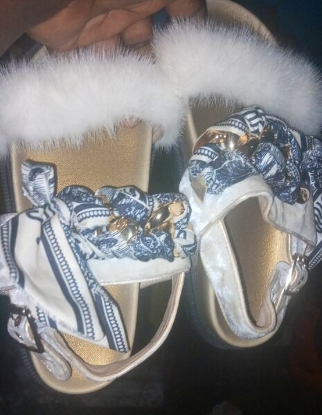 Sandales Élégantes en Fourrure et Similicuir