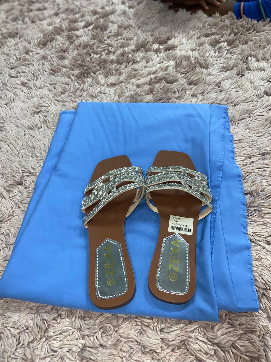 Sandales à strass et la jupe