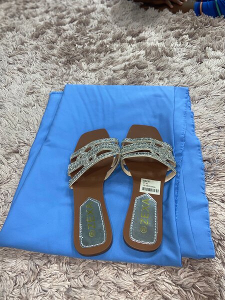 Sandales à strass et la jupe