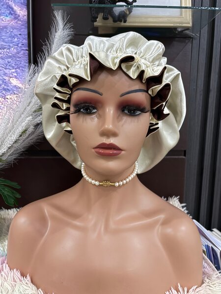 Bonnet en satin réversible