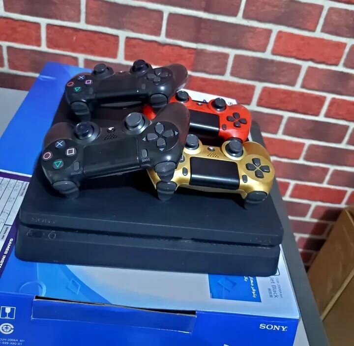 Play Station 4 Slim