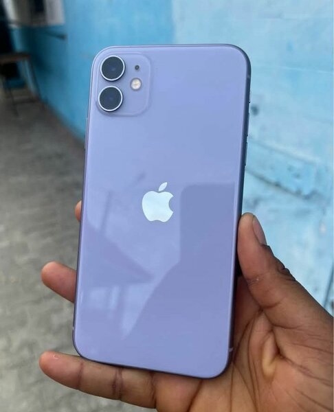 iPhone 11 Noir et Violet 64 Go
