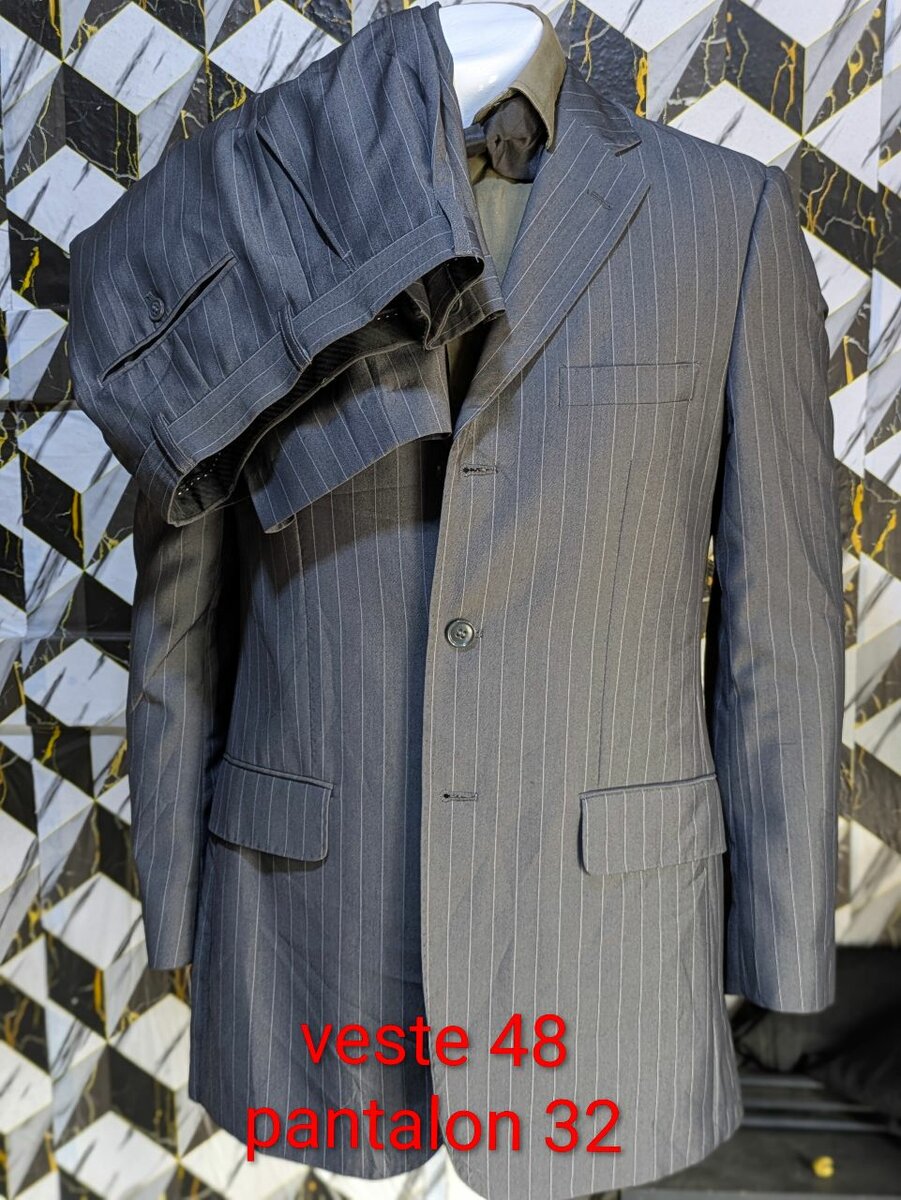 Costume élégant à rayures