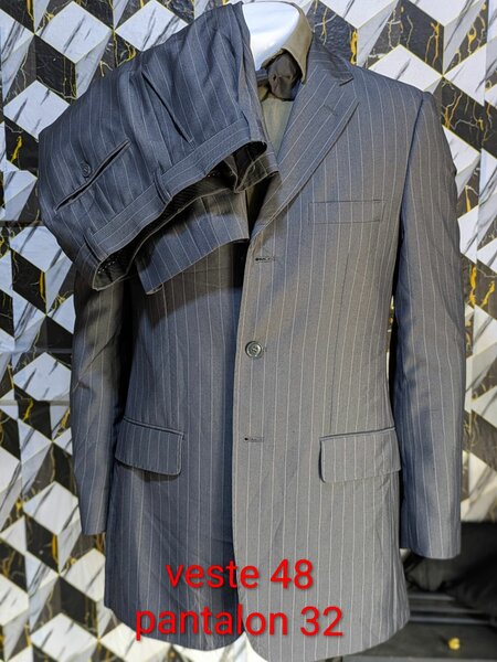 Costume élégant à rayures