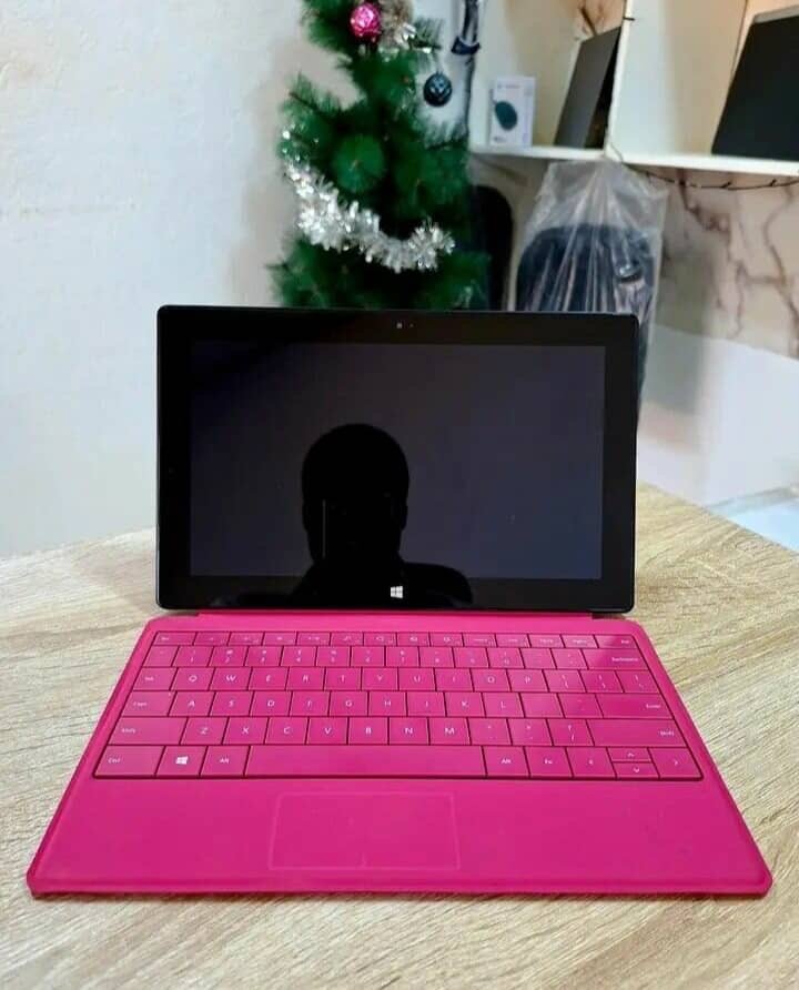Tablette Windows avec clavier rose