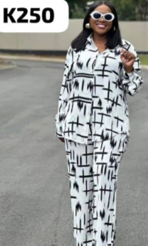 Costume d'été femme blanc avec imprimé noir