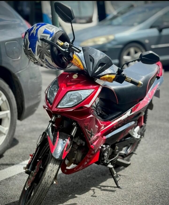 Moto sportive rouge 150cc