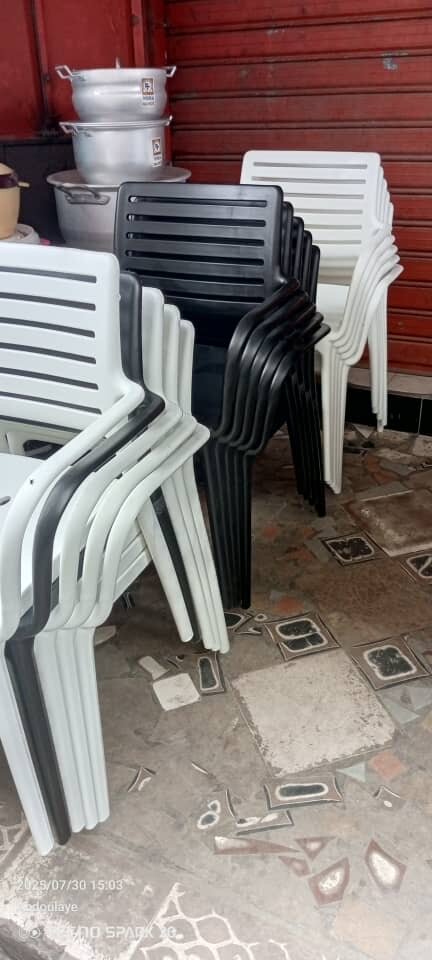 Ensemble de chaises empilables