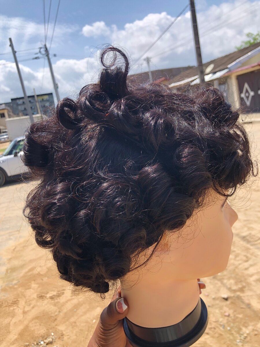 Perruque bouclée naturelle