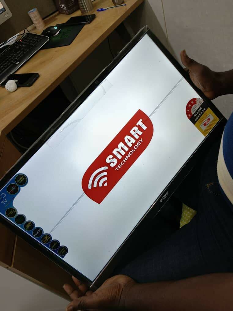 Smart technology TV 24 pouces(une légère fissure)