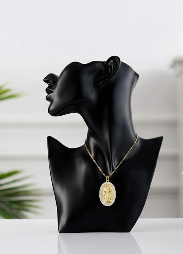 collier avec un pendentif