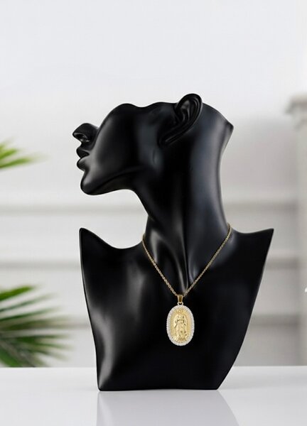 collier avec un pendentif