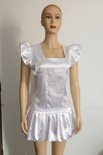 Robe Blanche Satinée Élégante