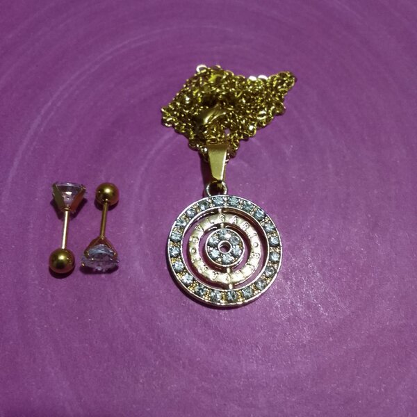 CHAÎNES ET BOUCLE D'OREILLE