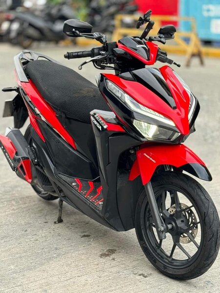 Scooter sportif rouge élégant