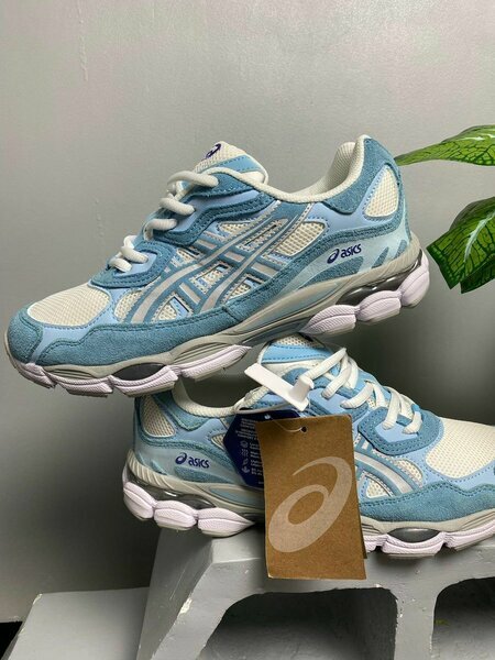 Baskets Asics bleu clair/blanc femme
