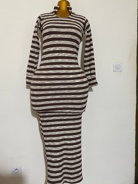 Robe moulante rayée élégante