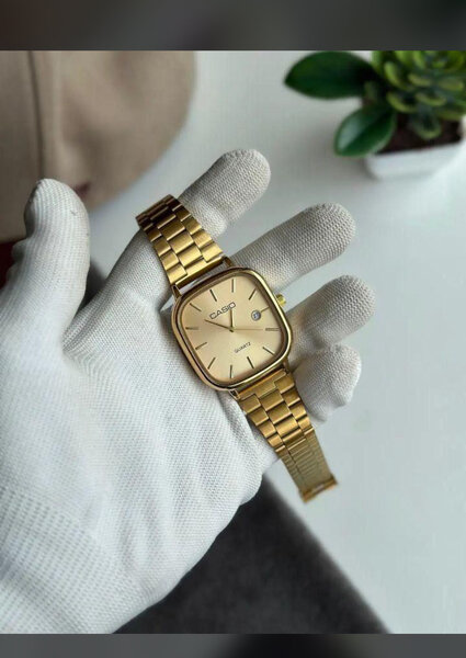 Montre élégante dorée