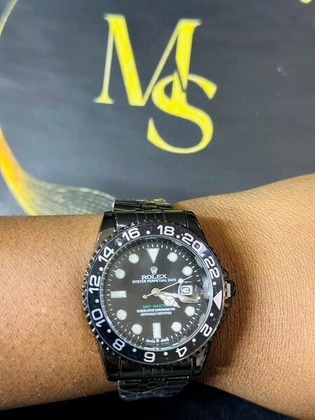 Women's wristwatch with metal bracelet