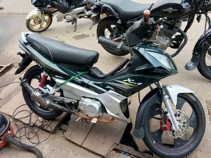 Moto à boîte automatique sportive