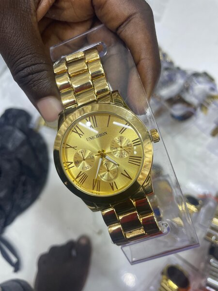 Montres élégantes en or et argent