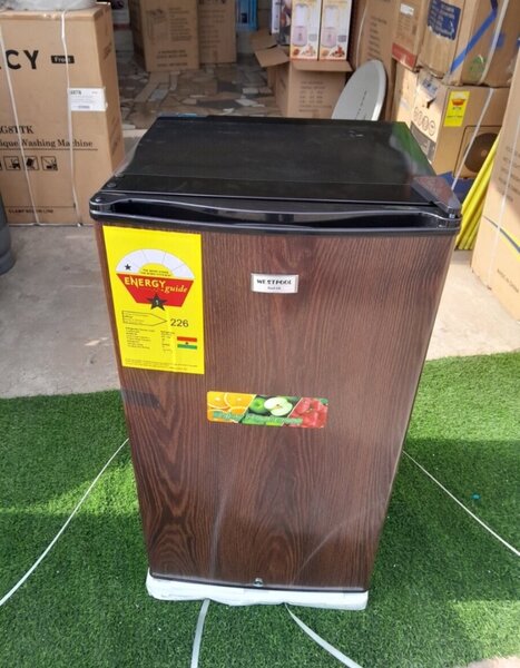 WESTPOOL TABLE TOP SINGLE DOOR FRIDGE 80 LITRES