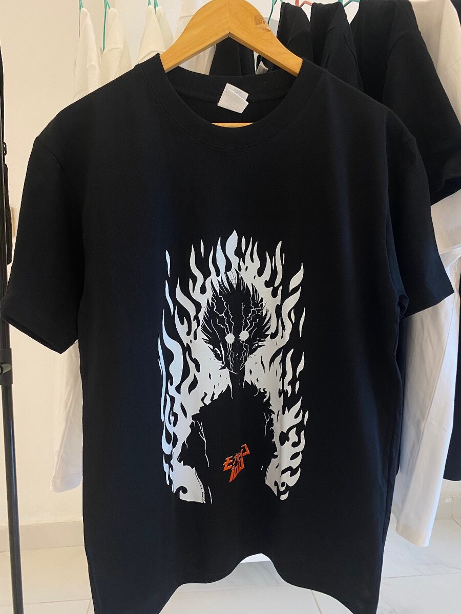 T-shirt noir à motif flammes