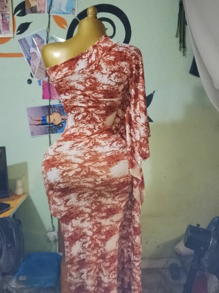 Robe rouge en soie pour femme