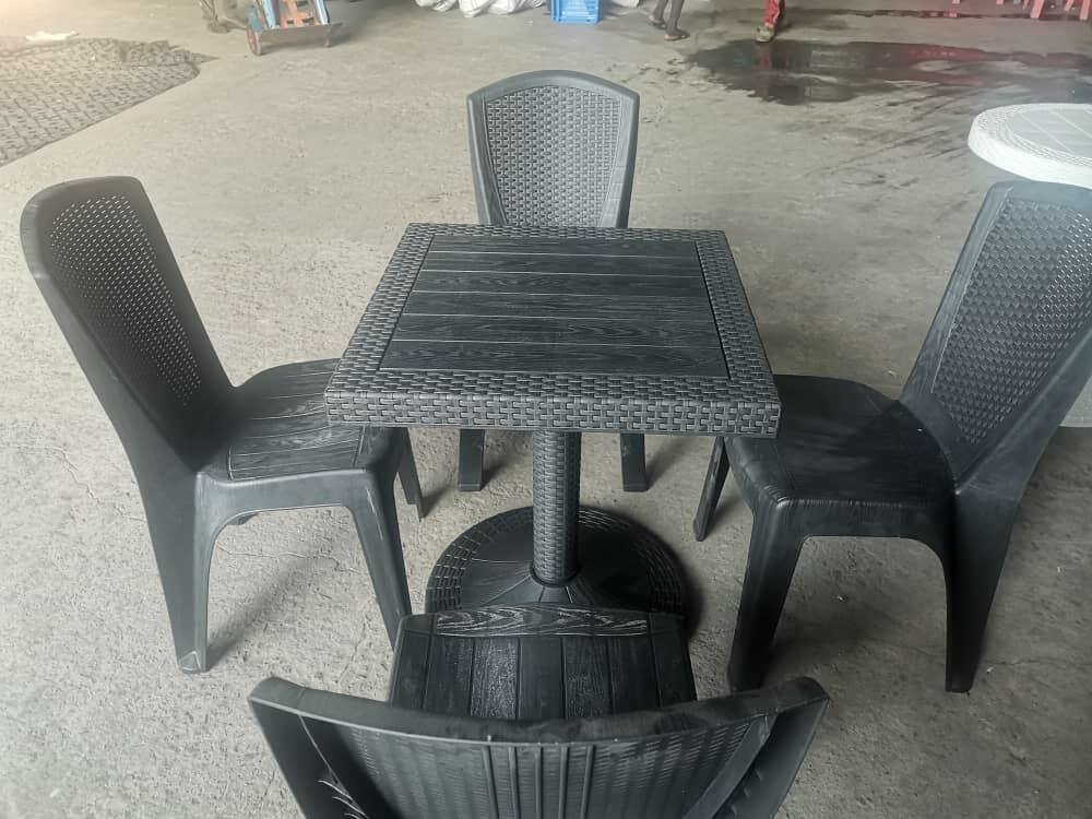 Ensemble table et chaises extérieures