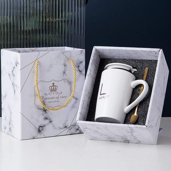 Tasse en porcelaine avec couvercle