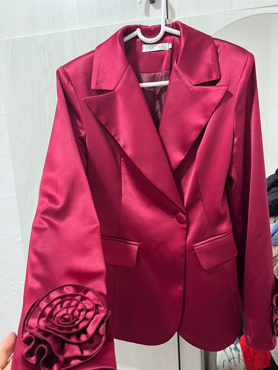 Трендовый пиджак в бордовом цвете