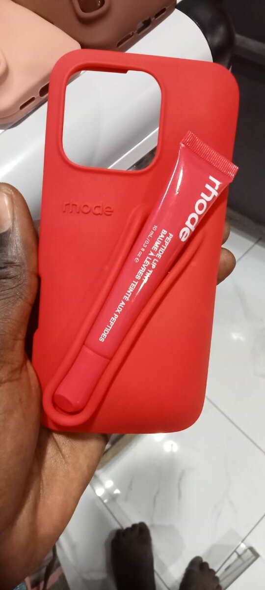 Coque de téléphone avec baume à lèvres intégrée