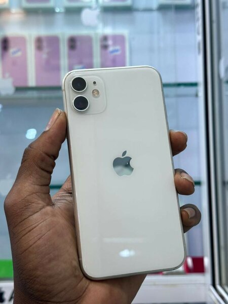 iPhone 11 64giga casineuf tout passe propre