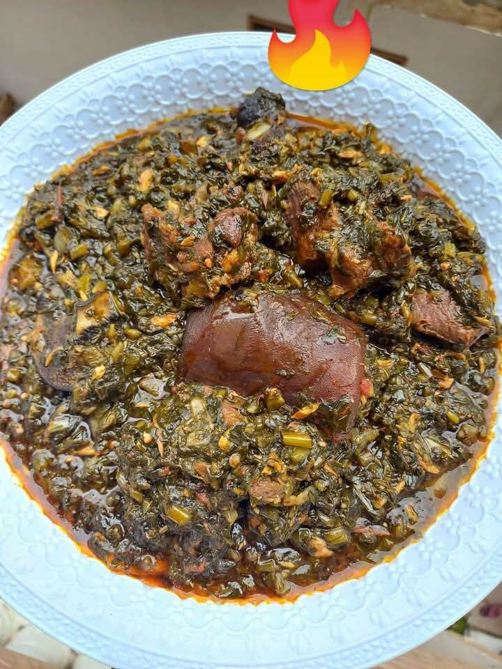 Riz sauce feuille patate huile rouge