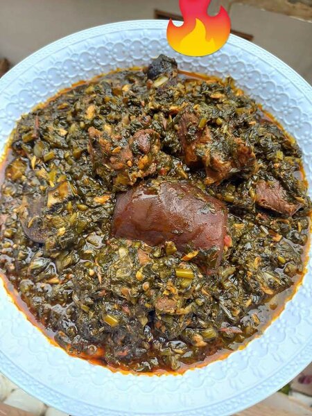 Riz sauce feuille patate huile rouge