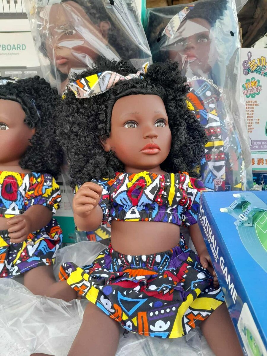 Poupée afro en robe colorée