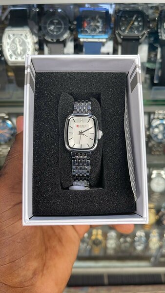 Montre élégante curren