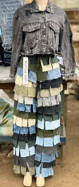 Veste en jean délavé et pantalon patchwork