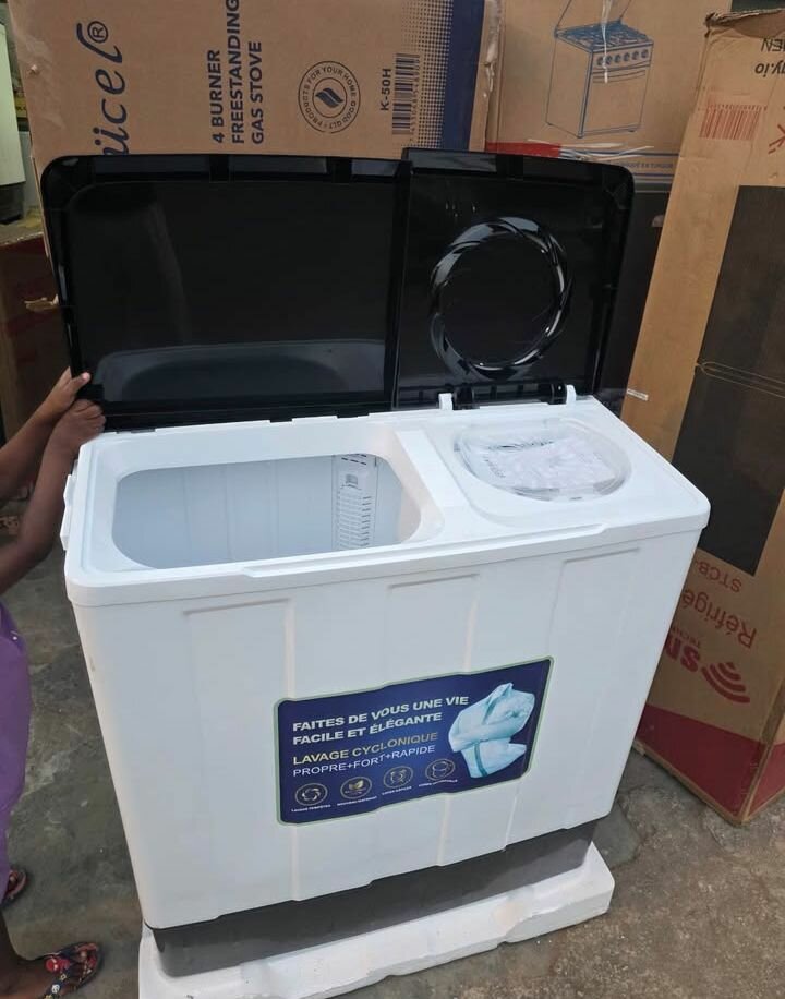 Machine à laver semi-automatique compacte