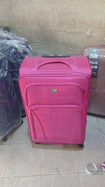 Valise à roulettes rose solide