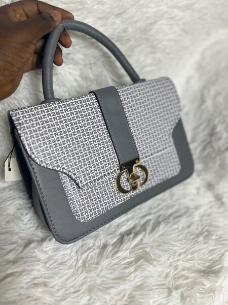 Sac à main élégant avec fermoir