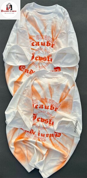 T-shirt blanc au design vibrant